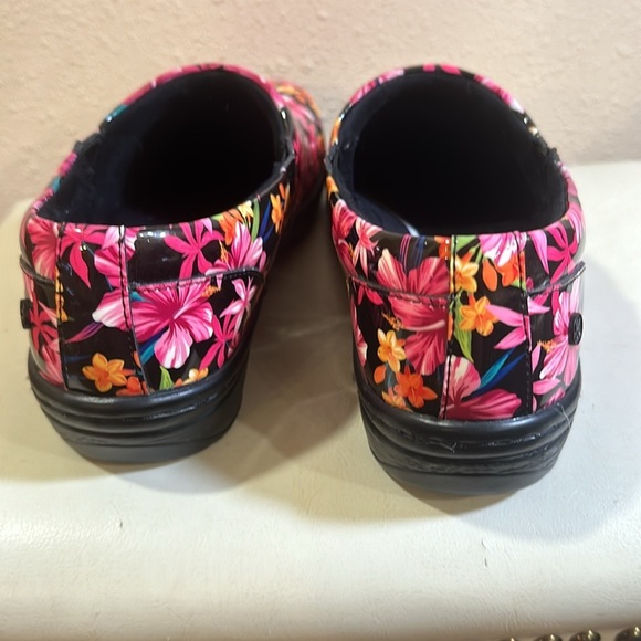 Klogs non-slip. Size 10 - Picture 3 of 8